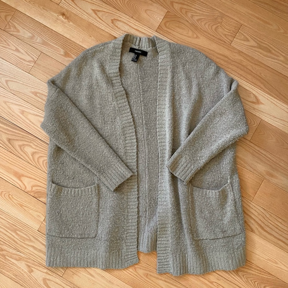 Oversized open cardigan in beige. Big pockets. Very cozy.